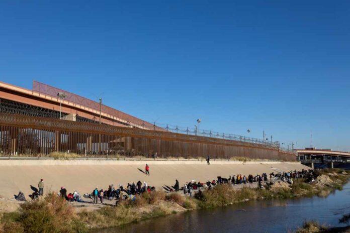 Juarez,,Mexico,,11-12-2022:,Cientos,De,Migrantes,Hacen,Fila,En,La