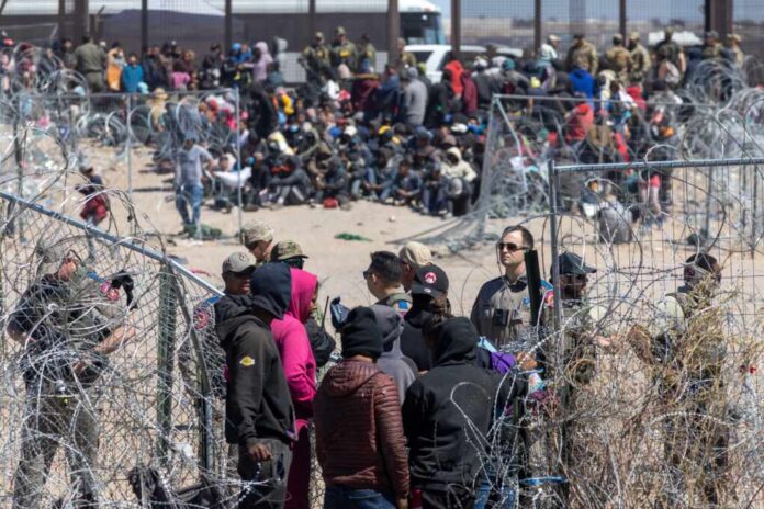 Juárez,,Chih.,,Mex.,,03-21-24.,Hundreds,Of,Migrants,Attempt,To,Cross