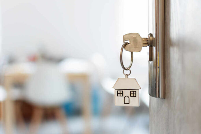 Key,With,Keychain,In,A,House,Shape,In,The,Door