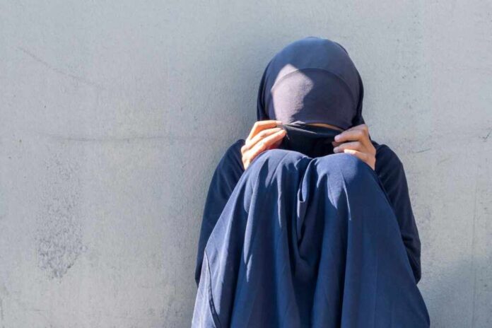 Istanbul,-,Oct,22:,Muslim,Girl,,Woman,Sitting,In,A