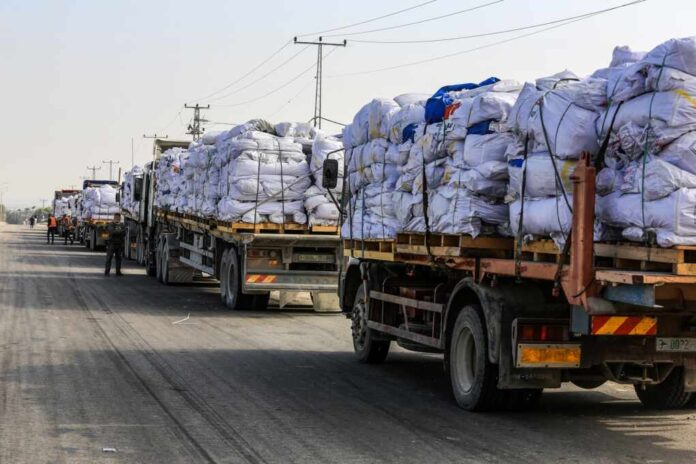 Palestinian,Trucks,Loaded,With,Humanitarian,Aid,Cross,Through,The,Karem