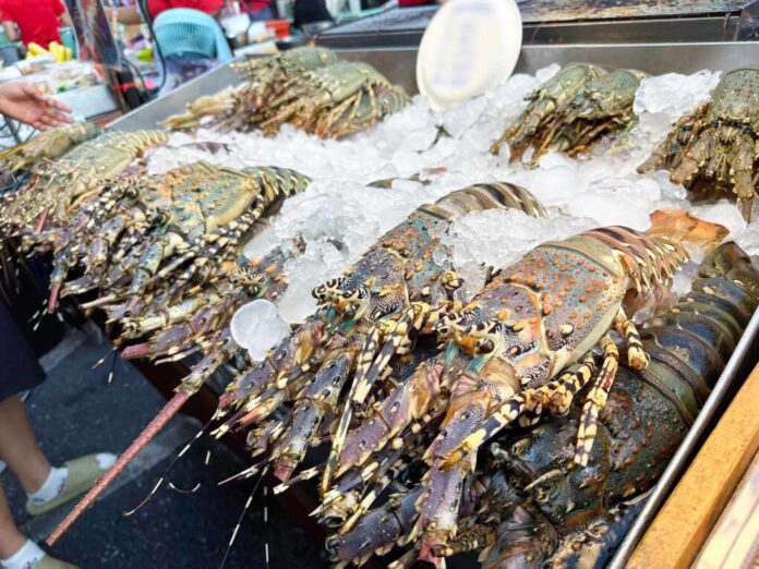 Huge,Lobster,In,The,Fresh,Market,It,Is,Sold,On