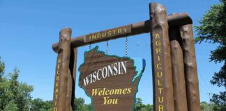 Wisconsin welcome sign at roadside